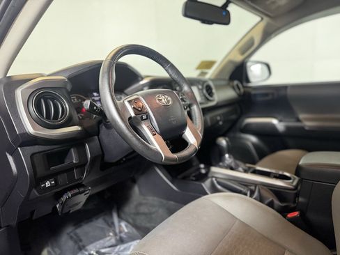 Used 2017 Toyota Tacoma SR5 image 12