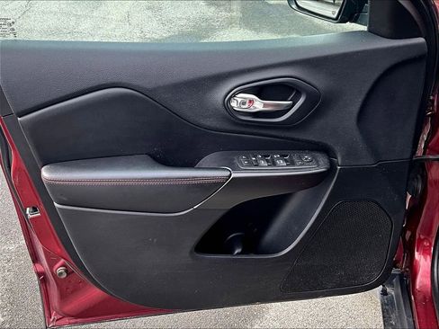 Used 2019 Jeep Cherokee Trailhawk w/ Comfort/Convenience Group image 9