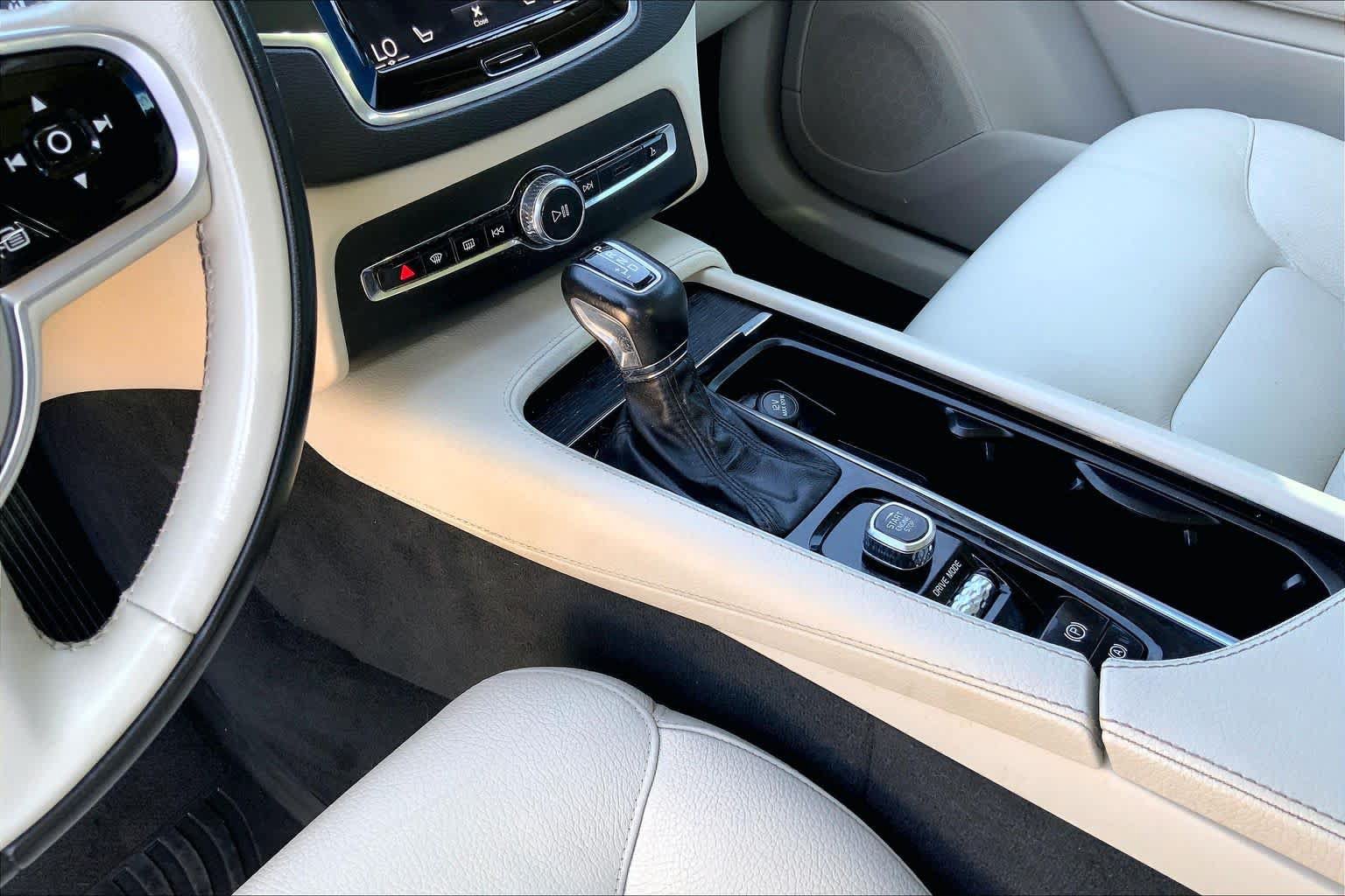 Used 2020 Volvo XC90 T5 Momentum w/ Protection Package Premier FWD image 16