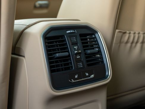 Certified 2024 Porsche Macan AWD/4WD image 43