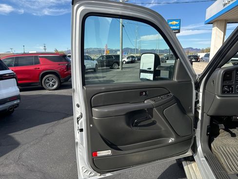 Used 2006 GMC Sierra 2500 SLE w/ Skid Plate Package image 9
