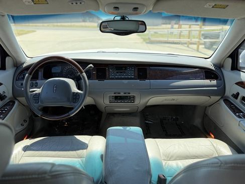 Used 2002 Lincoln Town Car Signature RWD image 14