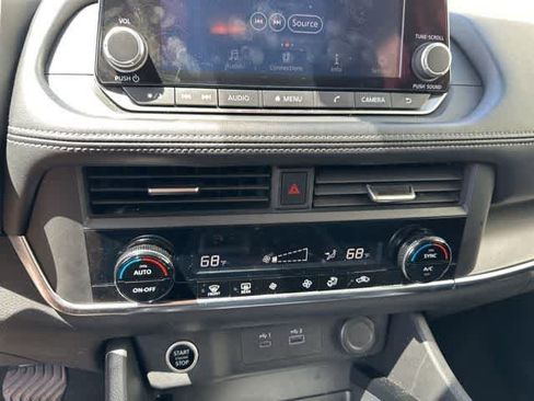 Used 2023 Nissan Rogue SV FWD image 9