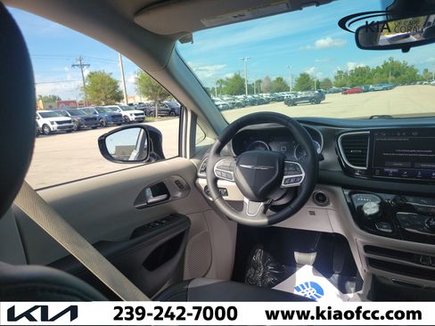 Used 2024 Chrysler Pacifica Touring-L FWD image 20