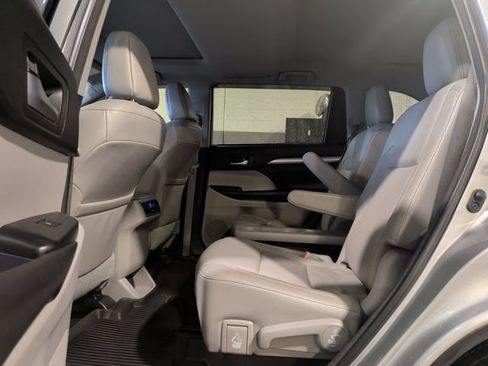 Used 2018 Toyota Highlander XLE AWD/4WD image 23