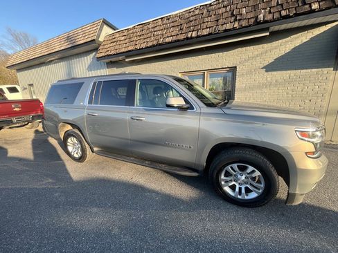 Used 2018 Chevrolet Suburban LT image 4