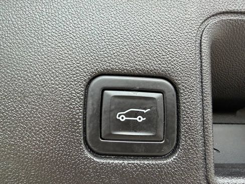 Used 2024 GMC Terrain SLE w/ Driver Convenience Package FWD image 11