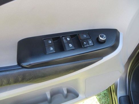 Used 2015 Toyota Highlander XLE FWD image 12