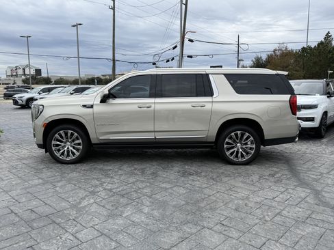 Used 2021 GMC Yukon XL Denali w/ Denali Premium Package image 4