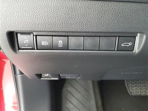 Used 2022 Toyota Venza LE image 33