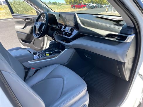 Used 2023 Toyota Highlander Limited AWD/4WD image 18