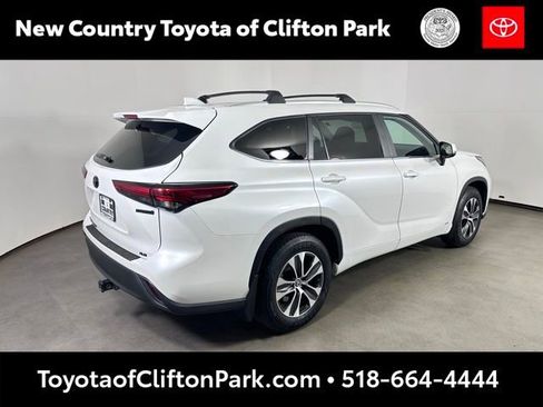 Used 2023 Toyota Highlander XLE image 3