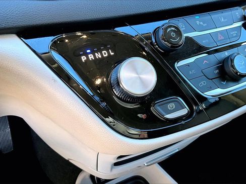 Certified 2024 Chrysler Pacifica Touring-L image 29