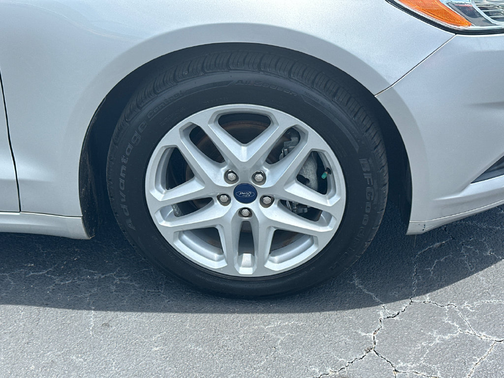 Used 2015 Ford Fusion SE FWD image 12