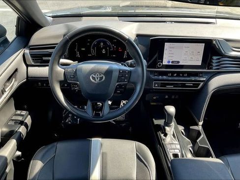 Used 2025 Toyota Camry SE image 5