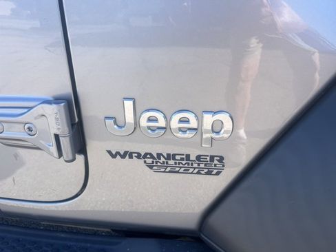 Used 2018 Jeep Wrangler Unlimited Sport S image 11