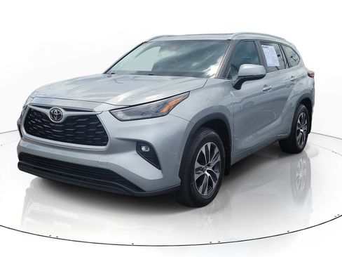 Used 2024 Toyota Highlander XLE FWD image 3