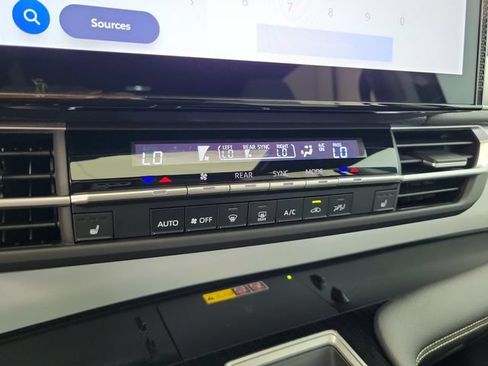 Used 2025 Toyota Sienna XSE FWD image 31