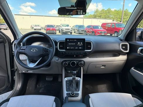 Used 2025 Hyundai Venue SEL FWD image 8
