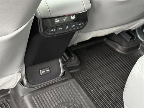 Certified 2023 Toyota Highlander XLE image 18