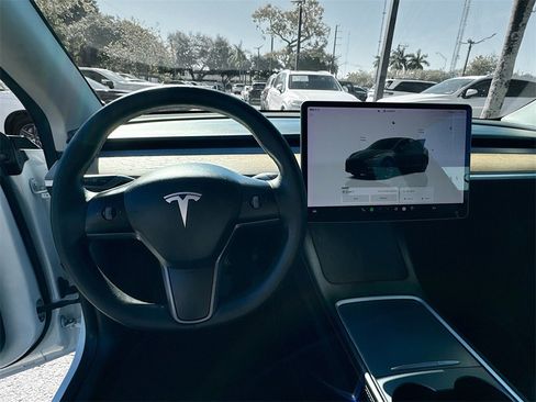 Used 2022 Tesla Model Y Long Range image 11