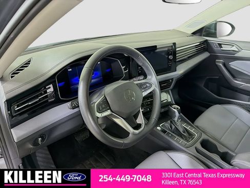 Used 2025 Volkswagen Jetta SE FWD image 10