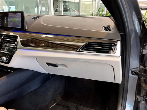 Used 2019 BMW 530i w/ Luxury Seating Package image 18