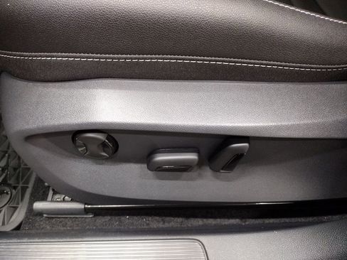 New 2025 Volkswagen Taos SEL image 20