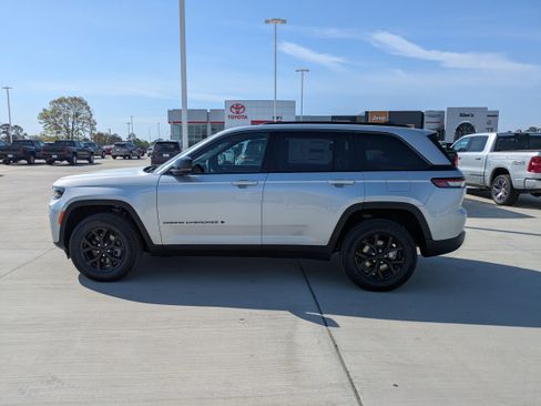 New 2026 Jeep Grand Cherokee Altitude RWD image 4