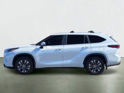 Used 2025 Toyota Highlander XLE AWD/4WD image 3