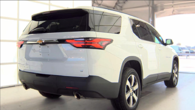 Used 2023 Chevrolet Traverse LT w/ LT Premium Package AWD/4WD image 5