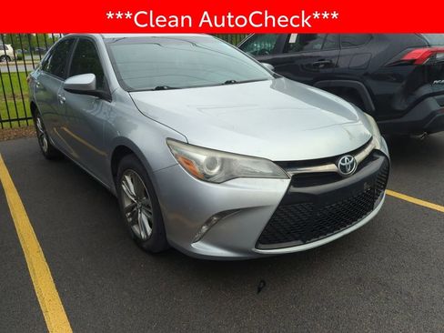 Used 2015 Toyota Camry SE w/ Moonroof Package FWD image 3