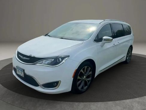 Used 2017 Chrysler Pacifica Limited w/ UConnect Theater Package FWD image 3