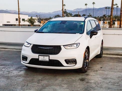 New 2026 Chrysler Pacifica Select w/ S Appearance Package image 4