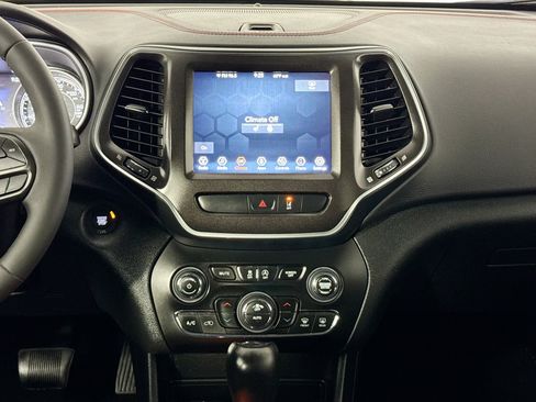 Used 2022 Jeep Cherokee Trailhawk AWD/4WD image 26