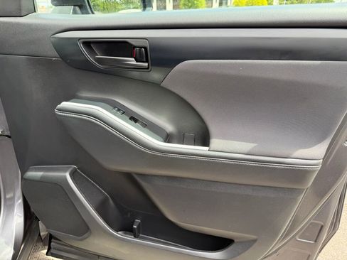 Used 2022 Toyota Highlander LE image 31