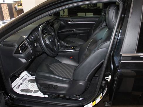 Used 2020 Toyota Camry SE w/ Convenience Package FWD image 24