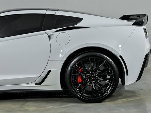 Used 2016 Chevrolet Corvette Z06 w/ 3LZ Preferred Equipment Group RWD image 9