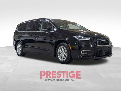 Used 2024 Chrysler Pacifica Touring-L image 4