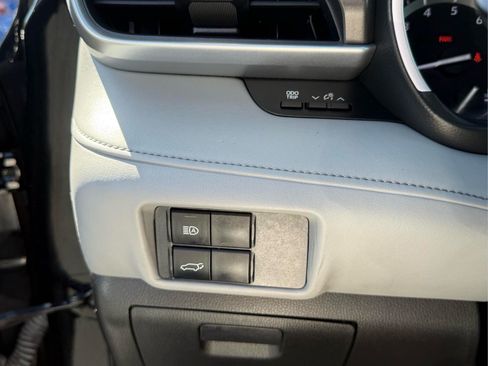 Used 2021 Toyota Highlander XLE AWD/4WD image 26