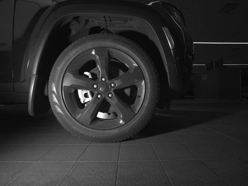 Used 2024 Jeep Grand Cherokee L Limited w/ Luxury Tech Group II image 3