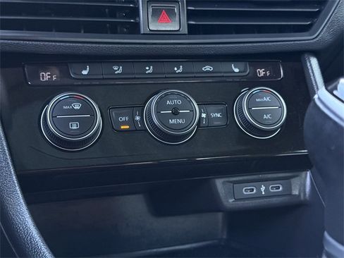 Certified 2024 Volkswagen Jetta SE w/ Panoramic Sunroof Package image 17