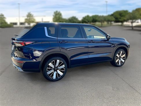New 2025 Mitsubishi Outlander SE image 7
