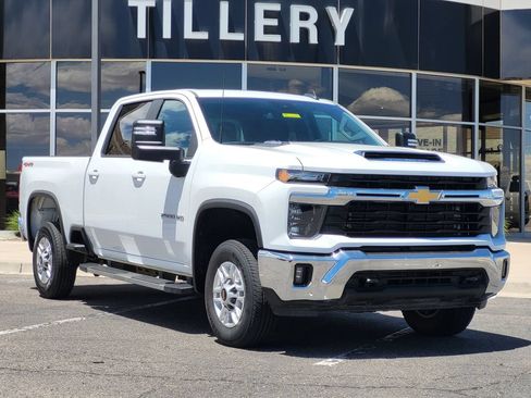 Used 2025 Chevrolet Silverado 2500 LT w/ Convenience Package AWD/4WD image 2