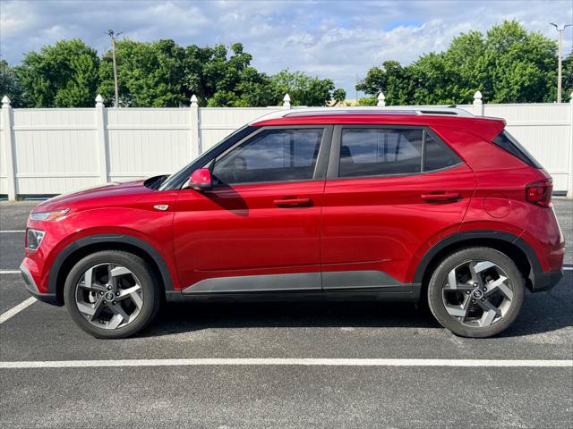 Used 2022 Hyundai Venue Limited w/ Cargo Package FWD image 3