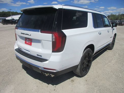 New 2026 GMC Yukon XL Denali w/ Denali Reserve Package AWD/4WD image 4