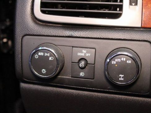 Used 2013 Chevrolet Avalanche LTZ image 21