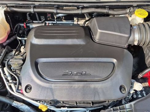 Used 2023 Chrysler Pacifica Limited FWD image 32