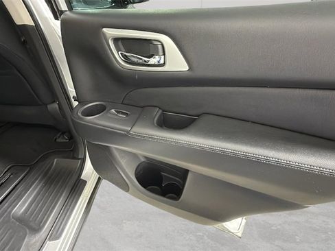 Used 2020 Nissan Pathfinder SV image 32