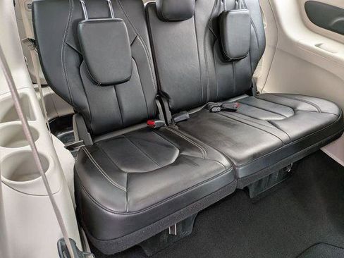 Certified 2023 Chrysler Pacifica Touring-L FWD image 28